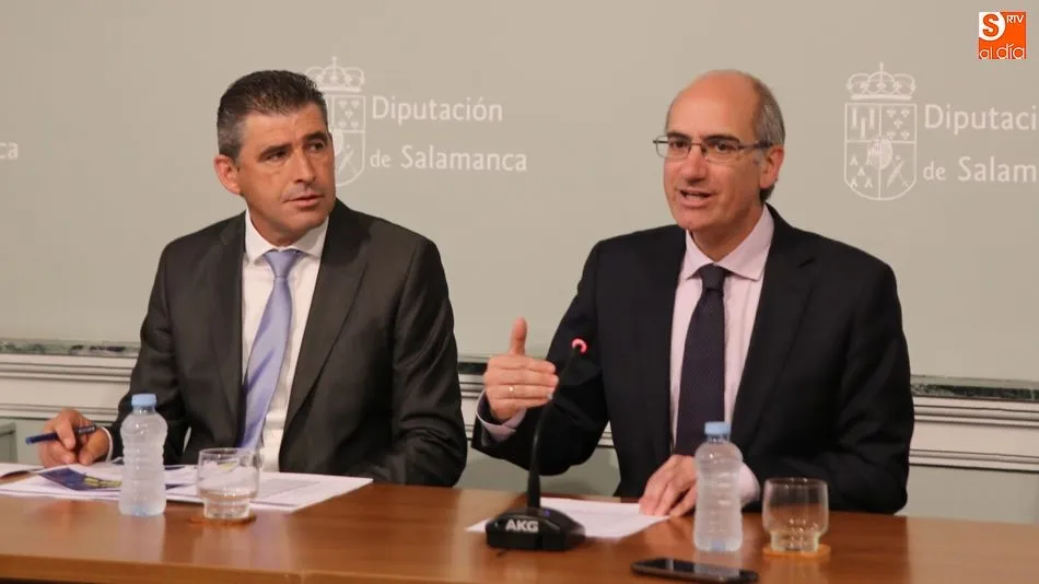 Llevar cultura de calidad a los pequeños pueblos es el objetivo de este programa, según destacaba el presidente de la Diputación, Javier Iglesias, a la derecha. Foto de Alberto Martín