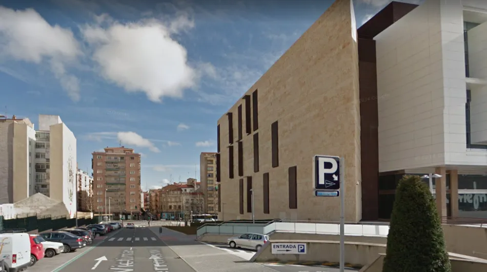 Calle Víctimas del Terrorismo, junto al edificio de El Corte Inglés