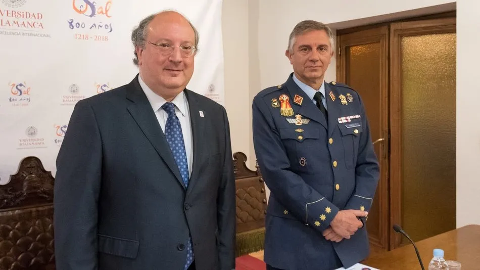 El vicerrector de Política Académica y Participación Social de la Universidad de Salamanca, Enrique Cabero, y el coronel Jefe de la Base Aérea de Matacán, José García.