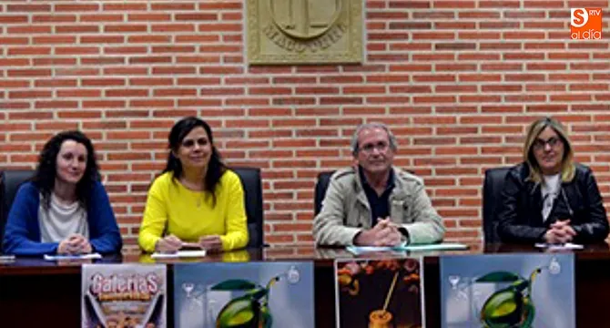 El alcalde, Francisco Blázquez, junto a Teresa Losada, de Vecinos por Macotera, y otros ediles durante una presentación. Foto Archivo