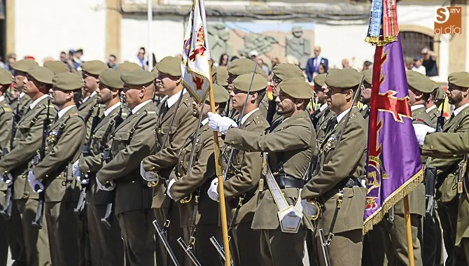 Soldados del cuartel de Ingenieros en Salamanca durante un desfile