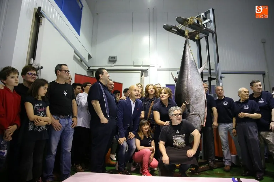 Agrupesca acoge el despiece meticuloso de un atún rojo que había sido capturado siguiendo la pesca de La Almadraba