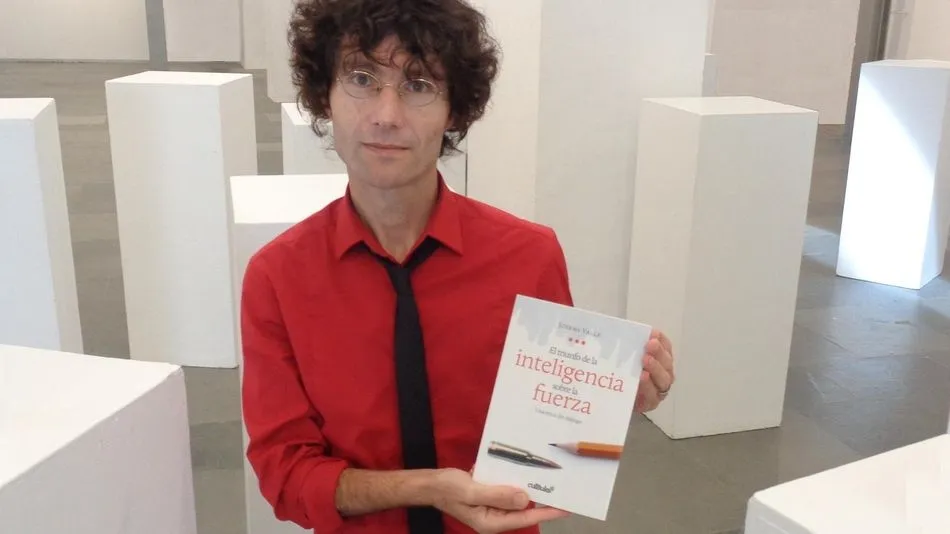 Josemi Valle posando con su nuevo ensayo : ‘El triunfo de la inteligencia sobre la fuerza’