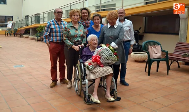 Familiares, residentes y trabajadoras han festejado hoy el 100 cumpleaños de Felisa Pedraza