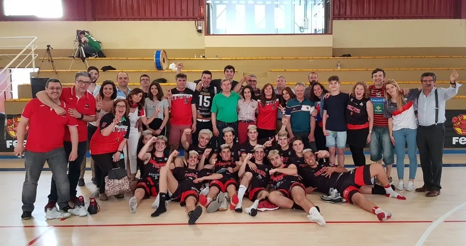 Jugadores, cuerpo técnico, directivos y familiares, celebrando su clasificación.