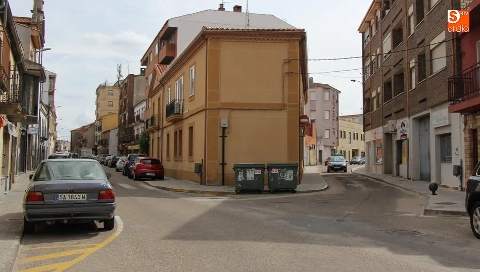 La calle Chica cambia de sentido, pero ahora sobra el esquinazo de acera que facilite la entrada / MARIBEL SÁNCHEZ