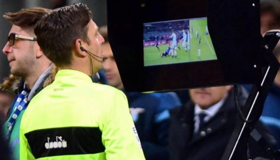 ¿El videoarbitraje es el futuro del fútbol?