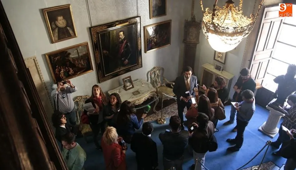 El historiador y miembro del departamento de Bellas Artes, Archivo y Biblioteca de la Casa de Alba, Álvaro Romero Sánchez-Arjona, realizó la visita con los periodistas. Foto de Alejandro López