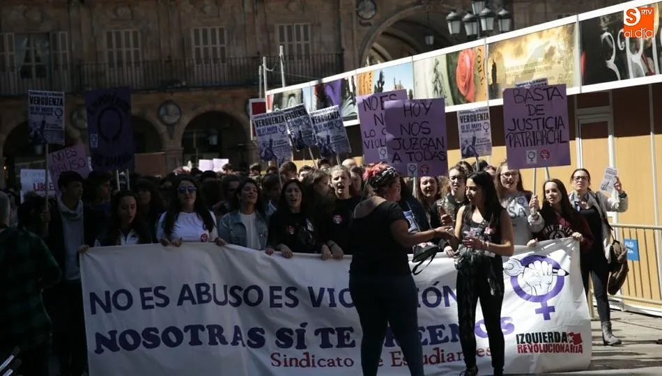 Manifestación de estudiantes en la Plaza Mayor contra la sentencia del caso de La Manada. Foto de Alejandro López