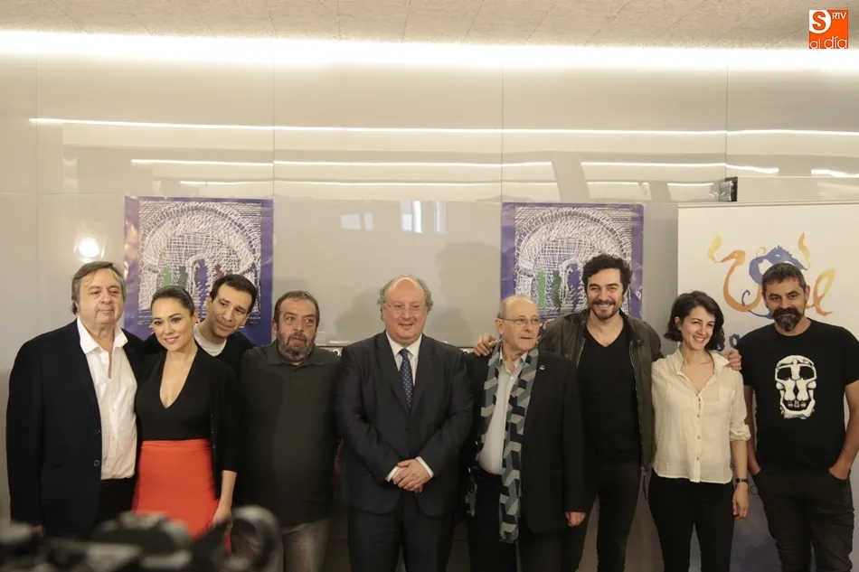 Salvador Collado, Emilio Gutiérrez Caba, Enrique Cabero y el equipo artístico de La Cueva de Salamanca. Foto: Alex López