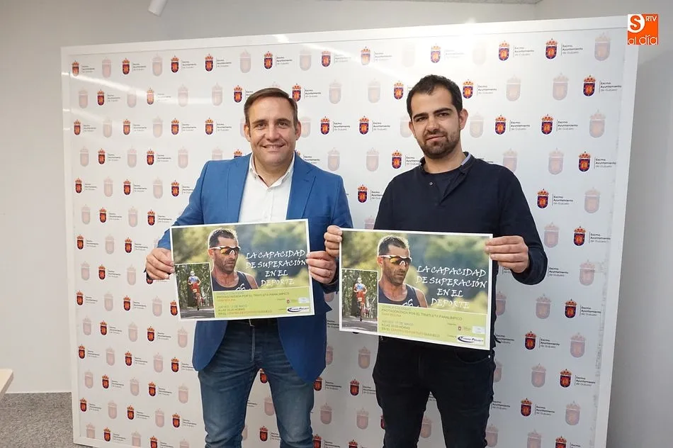 Javier García, director del centro deportivo y Carlos Arasa, concejal de Deportes