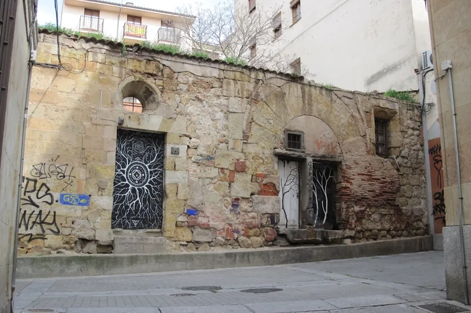 El que fuera antiguo Colegio de Pan y Carbón, en la calle del mismo nombre.
