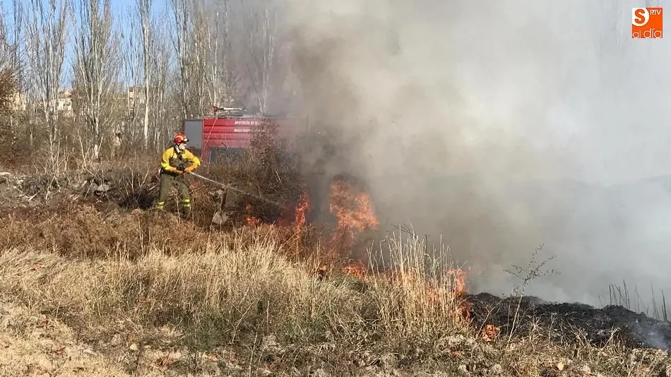 Los Bomberos del parque de Peñaranda actuaban de urgencia en una finca del termino de Santiago de la Puebla. Foto: Archivo