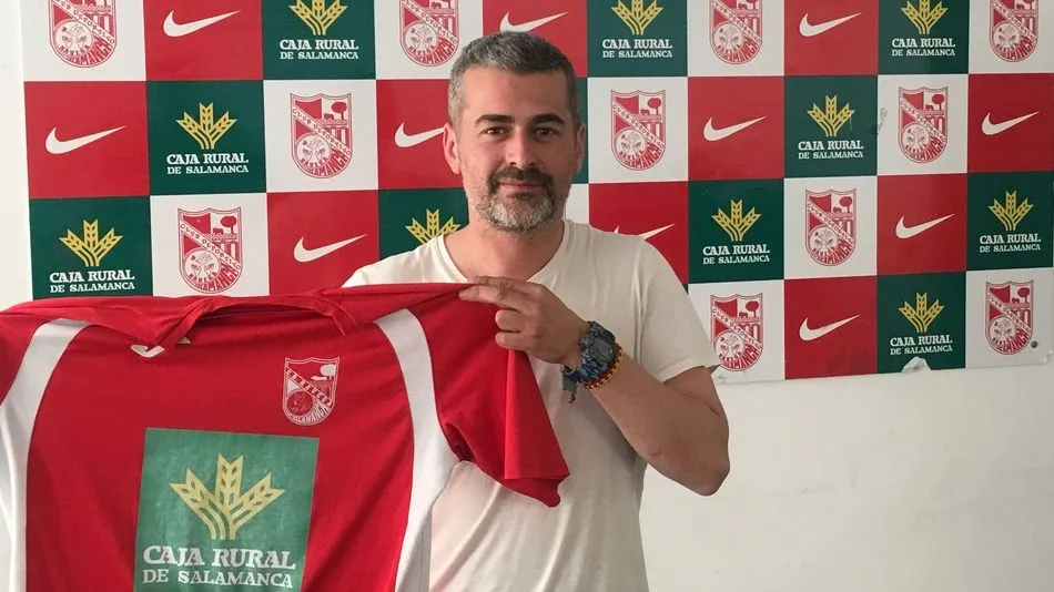 Antonio Sánchez, con la elástica del equipo escolar.