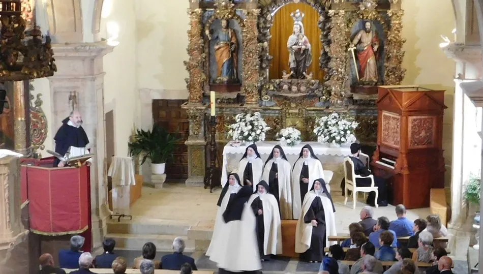 La iglesia de Machacón se convirtió en el escenario para la 185ª representación de Teresa, la jardinera de la luz