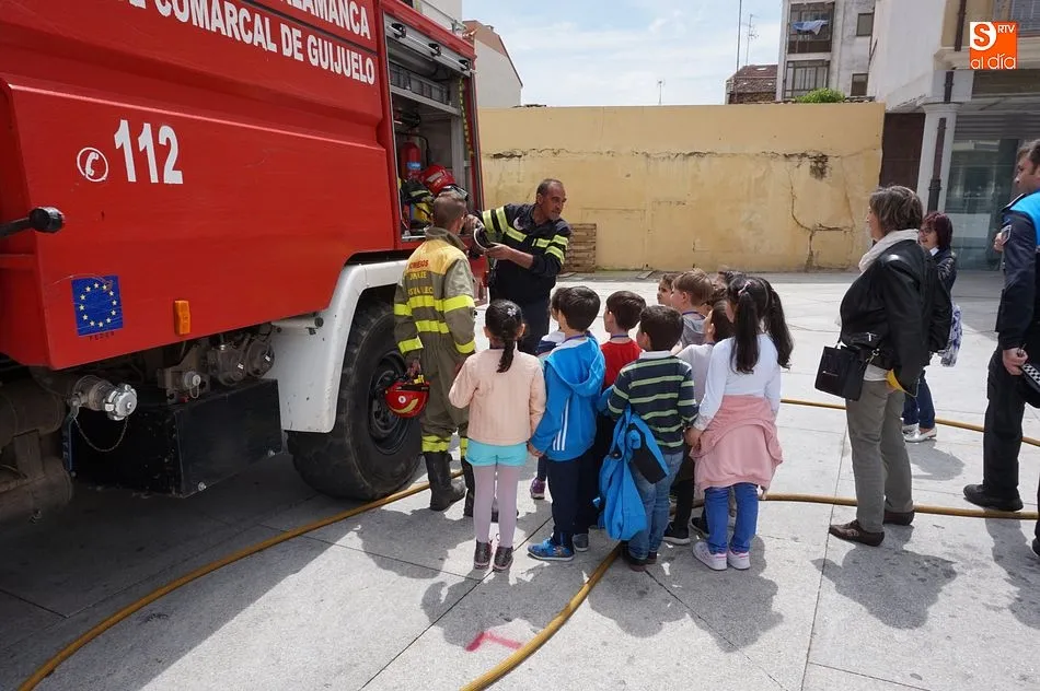 Los más pequeños disfrutaron conociendo los vehículos de las fuerzas y cuerpos de seguridad de la villa