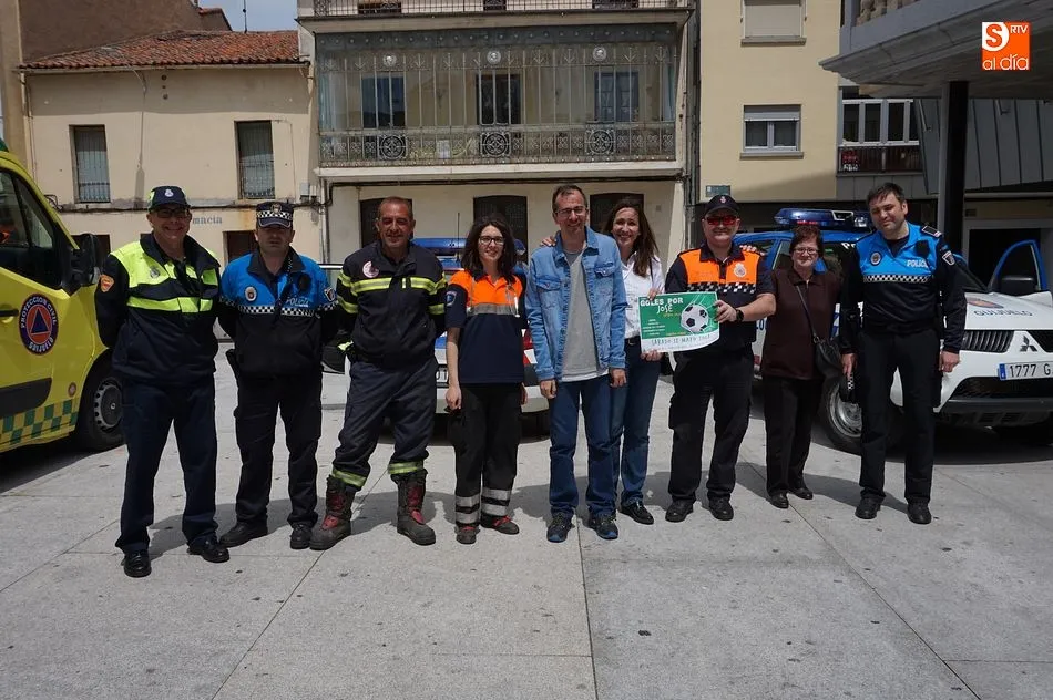 José Fraile y su familia con los protagonistas del partido benéfico de mañana