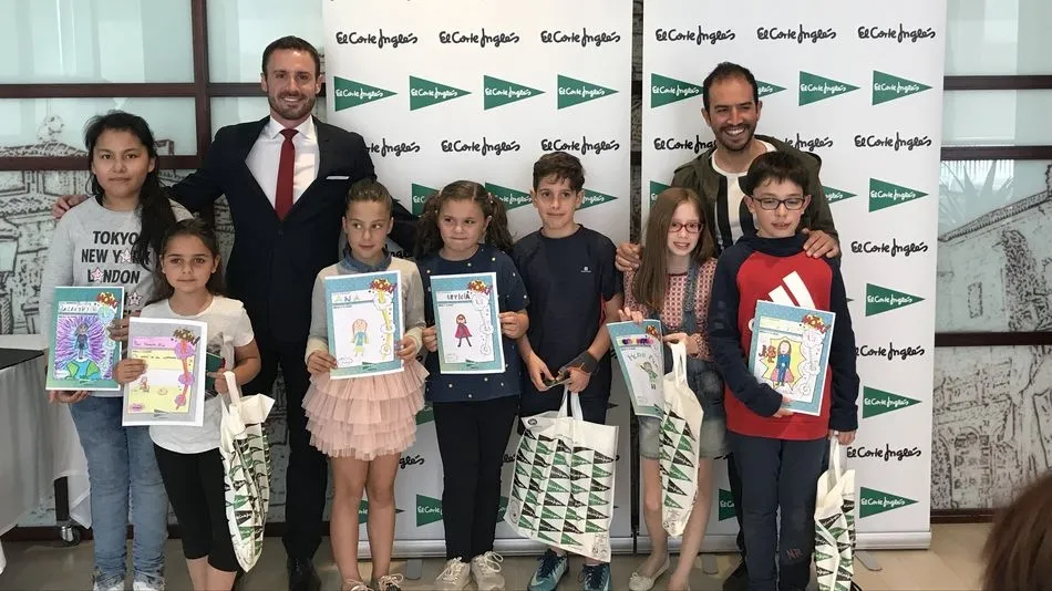 Adrián Rodríguez, Director de Comunicación de El Corte Inglés, y José Luis Martín de Tapia, del  colegio La Milagrosa, con los ganadores.