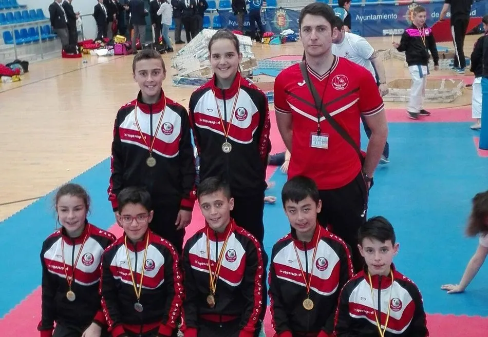 El entrenador, David del Barrio, con sus pupilos.