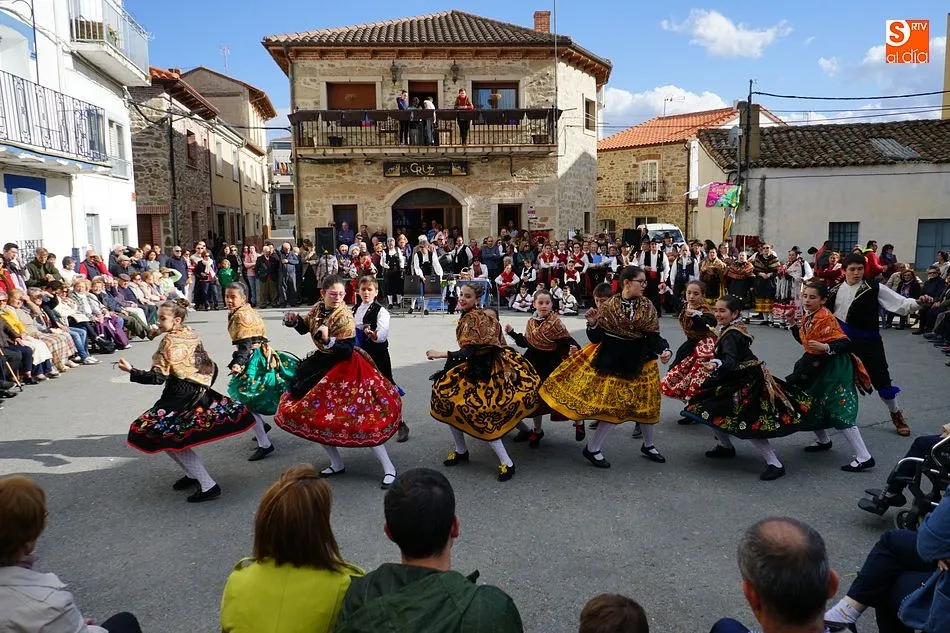 La plaza de la Cruz volvió a ser lugar de encuentro para el folclore