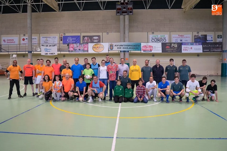 Todos los participantes junto con José Fraile (centro) en el pabellón de Guijuelo