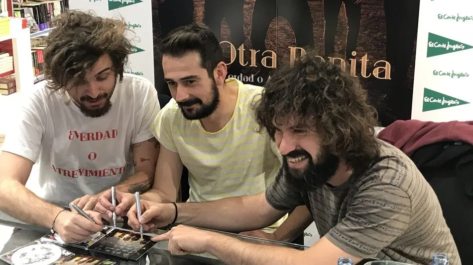 Integrantes del grupo en el Corte Inglés de Salamanca.