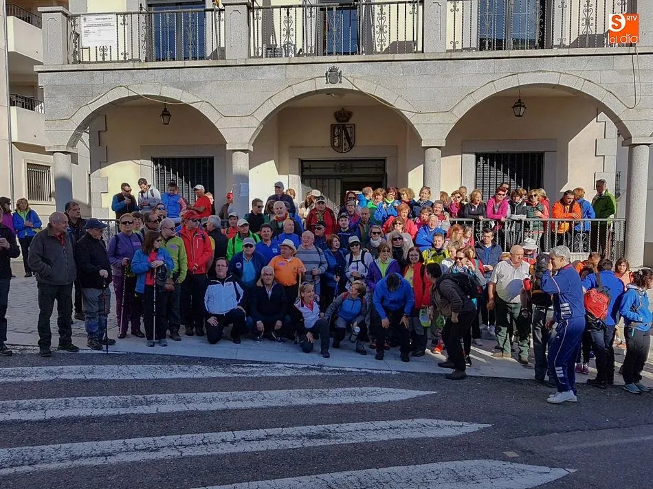 Los participantes posaron en la puerta del Consistorio ledradense antes de iniciar la Marcha del Sangusín