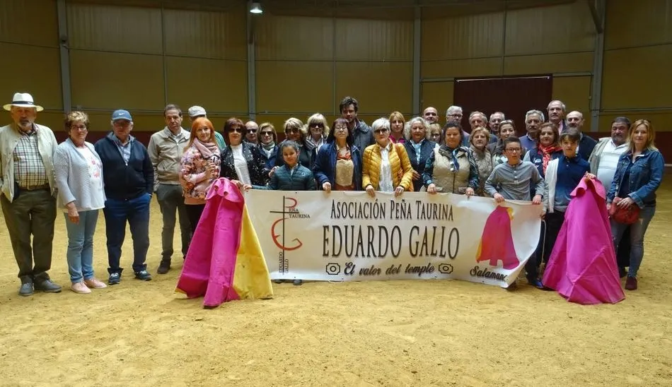 Eduardo Gallo con los socios de su peña taurina