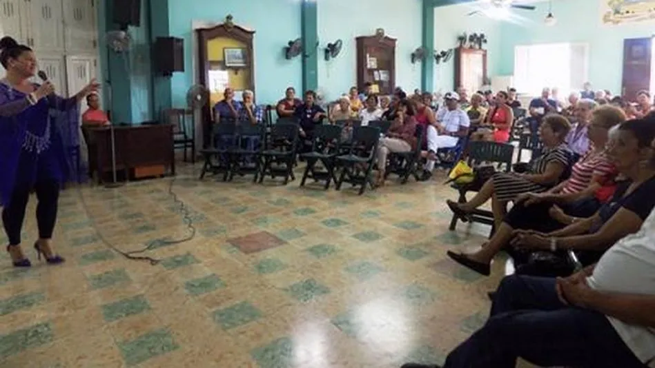 La cantante Luanda en un momento de su actuación / FOTOS: CLUB VILLARINO DE LA HABANA