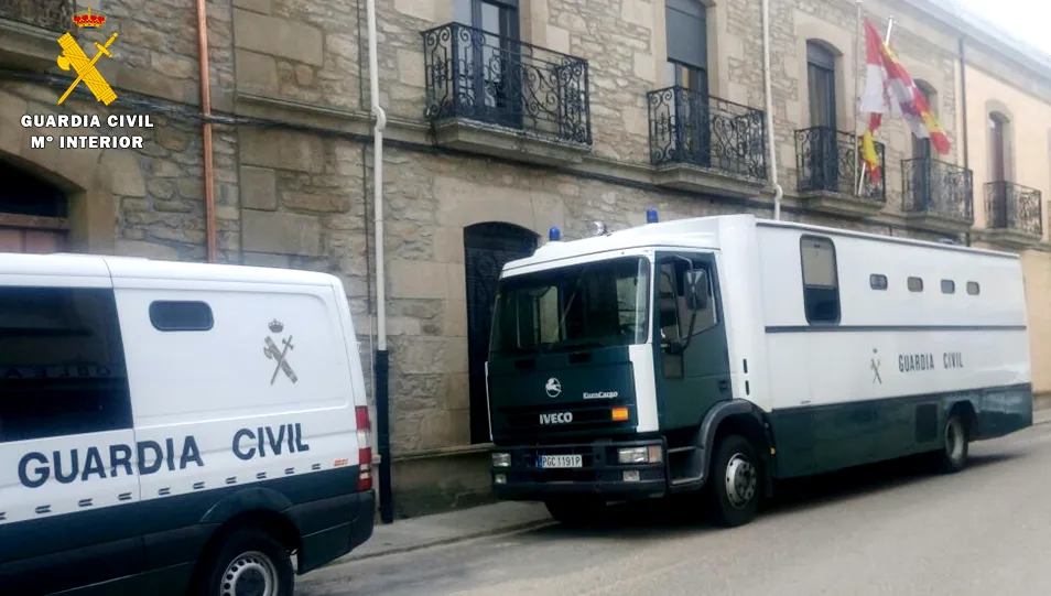 Furgones de la Guardia Civil junto al Juzgado de Vitigudino
