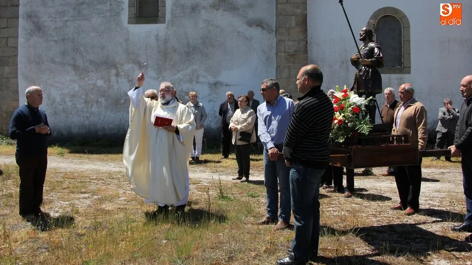 Tras la eucaristía y procesión, el párroco José Antonio Andújar bendecía los campos