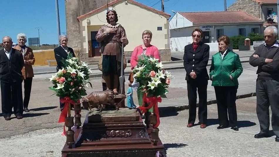 Los vecinos de Almendra acompañaron a San Isidro en procesión
