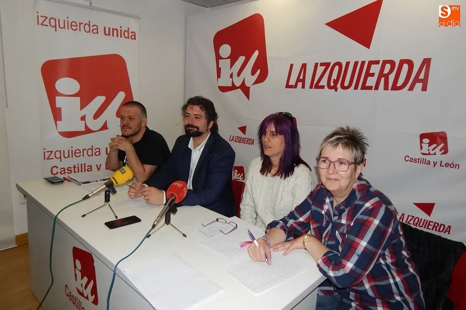 José Sarrión, procurador de IU-Equo, junto al coordinador local de IU y varias trabajadoras del Complejo Hospitalario de Salamanca.