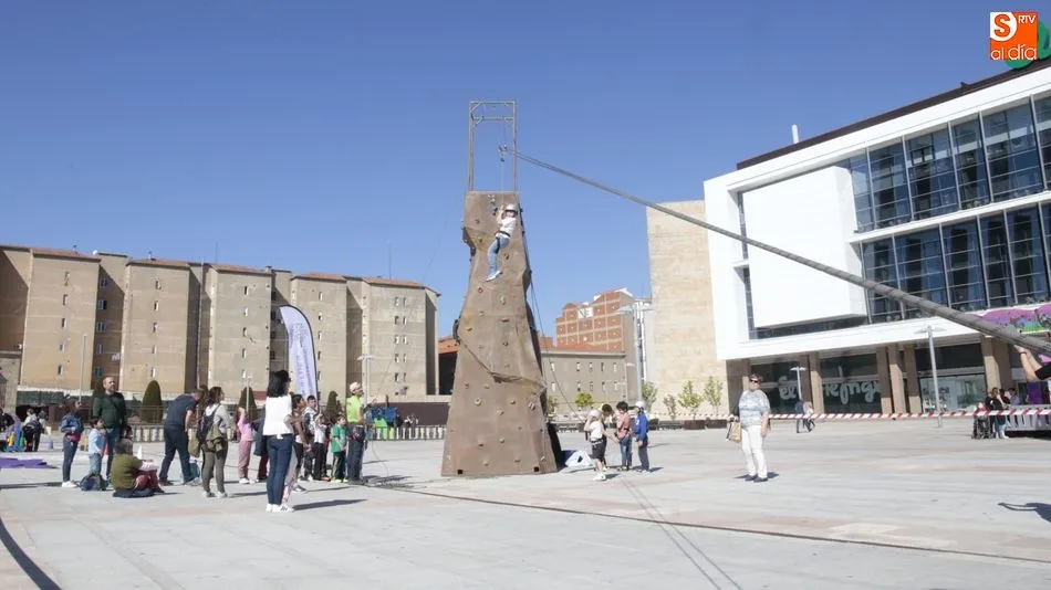Atracción de la zona de aventura situada en la plaza de la Concordia / Foto: Alejandro López