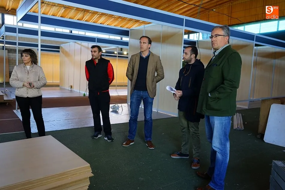 El alcalde, Julián Ramos, visitó el inicio del montaje de la FIC 2018 junto a los organizadores municipales de la feria