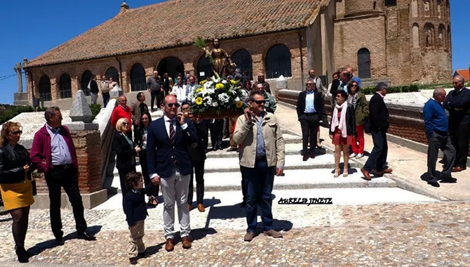 Agricultores y vecinos de Aldeaseca sacaban a hombros a San Isidro durante su tradicional procesión