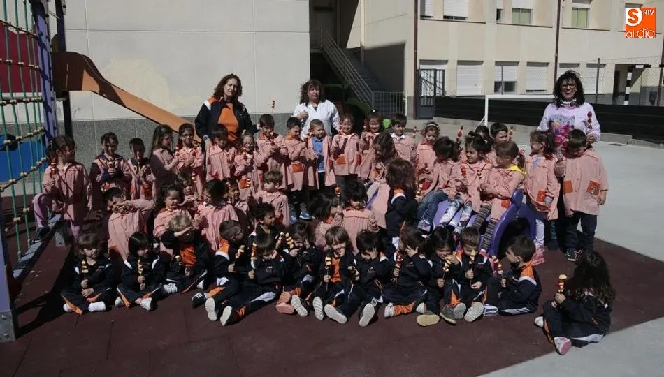 Alumnos del colegio Antonio Machado, en una de las actividades de la Semana de la Fruta. Foto de Alejandro López