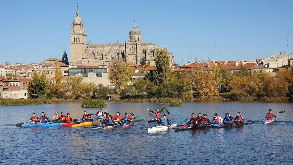 Una actividad del club salmantino en el Tormes con las catedrales de fondo. (Fotos: Cska FB)