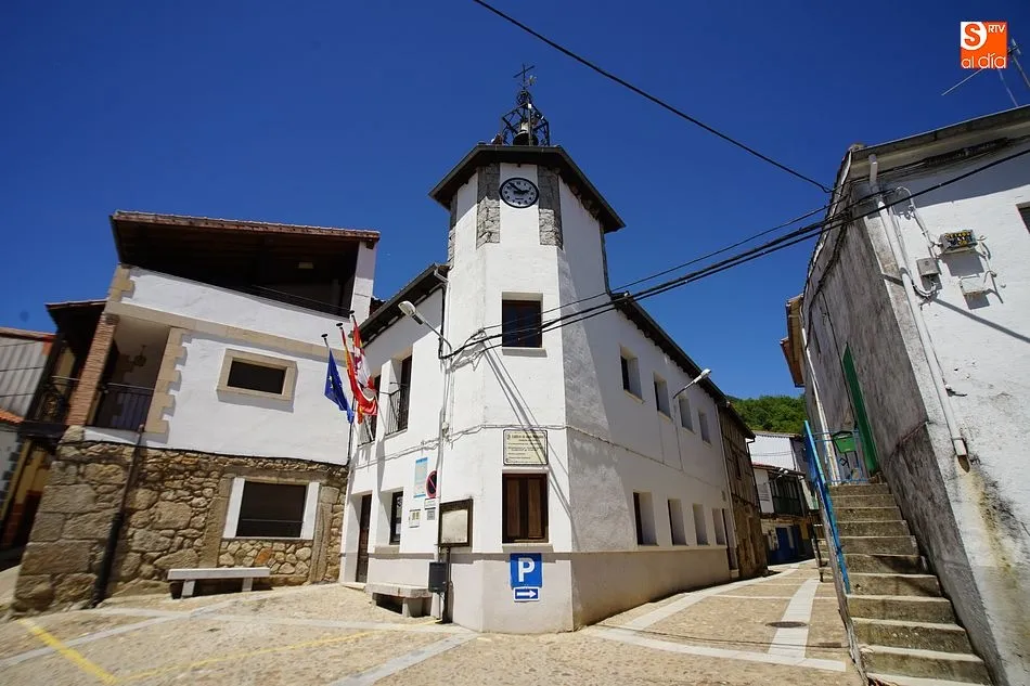 Antiguo edificio consistorial donde se ubica el reloj y su campana recién reparados