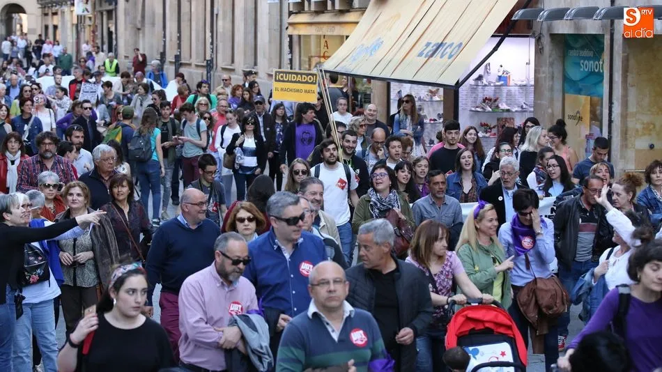 Salmantinos manifestándose por el Pacto de Estado contra la Violencia de Género / Foto: Alberto Martín