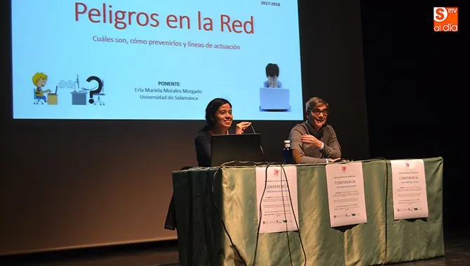 La profesora e investigadora de la Universidad de Salamanca, Erla Mariela Morales, impartía una conferencia a escolares sobre peligros en la red