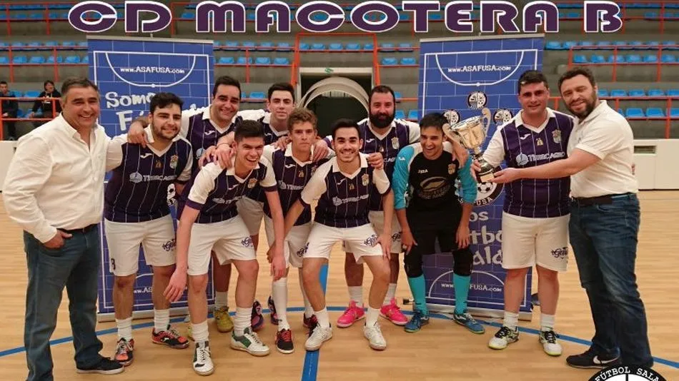 El capitán del Macotera B recibe el trofeo de campeón.