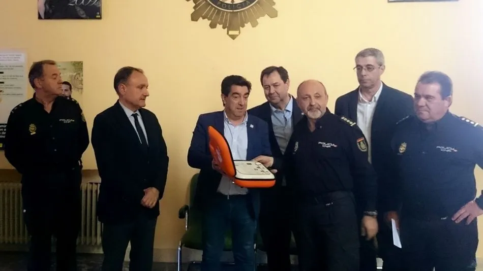 José Vicente Martín entrega el desfibrilador a los responsables de la Policía en presencia del Subdelegado.