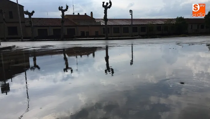 El acceso a la carrtera de Medina desde la calle Ramón y Cajal sufría las consecuencias de la intensa tormenta