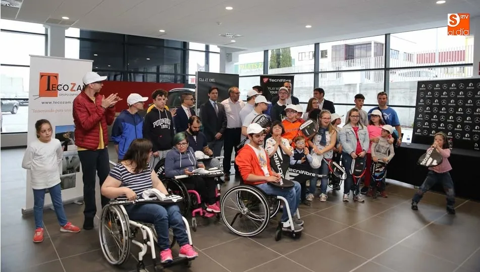 Acto solidario de la Escuela de Tenis de Santa Marta en el concesionario Adarsa