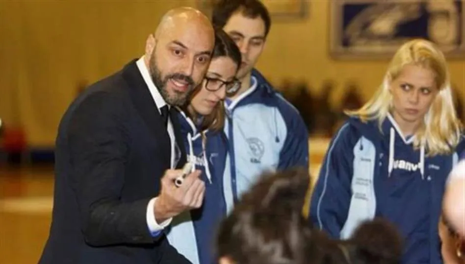 Lino López, entrenador de baloncesto. Foto FEB