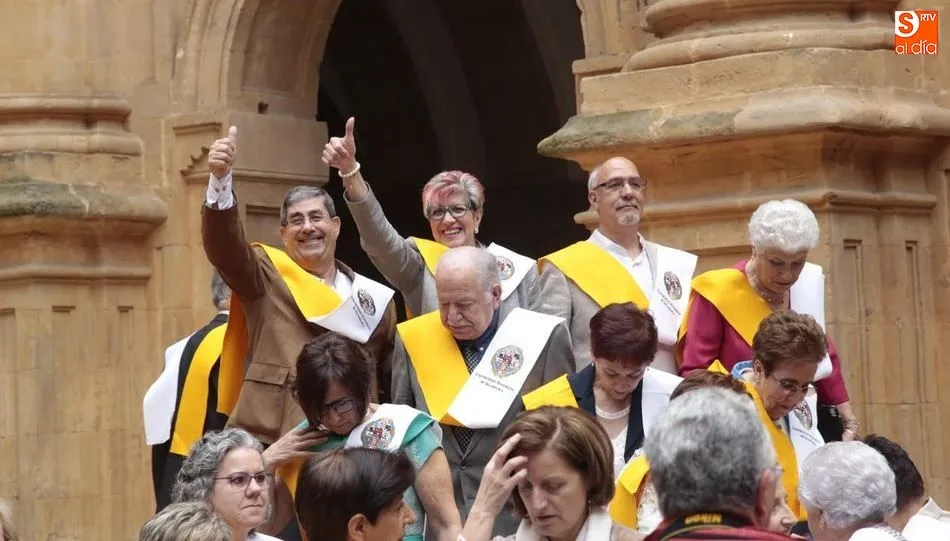 Sonrisas y buen ambiente tras la ceremonia de graduación. Foto de Alejandro López