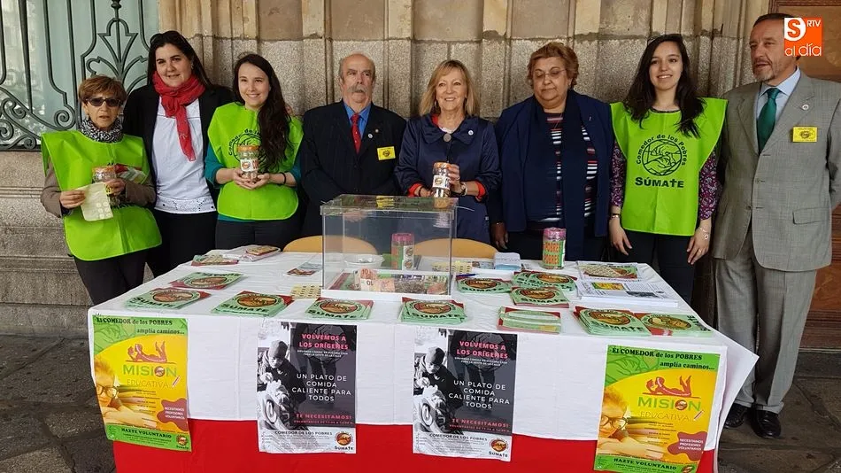 Mesa del Comedor de los Pobres junto al Ayuntamiento