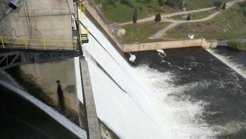 El pantano de Santa Teresa aliviando agua