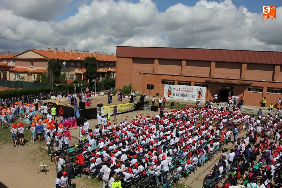 Unos 1.400 niños participan en esta edición del ‘Danzar de los Danzares’ en el CEIP Manuel Moreno Blanco / FOTOS: MARIBEL SÁNCHEZ